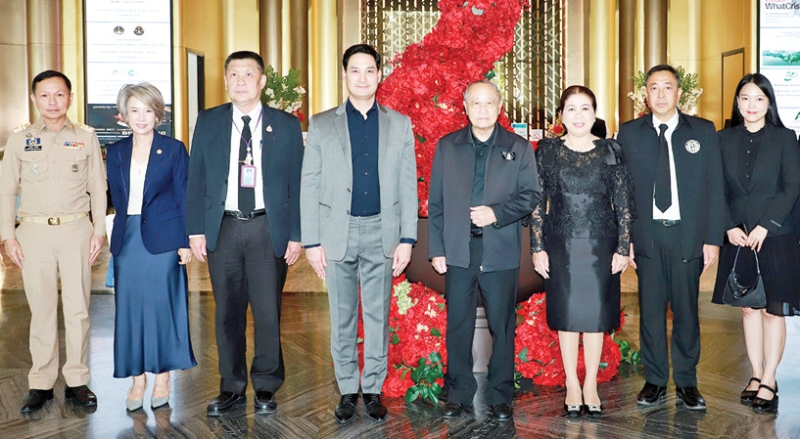 ปอดกรุงเทพฯ : ดร.สุเมธ ตันติเวชกุล เลขาธิการมูลนิธิชัยพัฒนา เป็นประธานการประชุมคณะกรรมการกำกับการดำเนินงานพัฒนาพื้นที่คุ้งบางกะเจ้าสู่ความยั่งยืน ประจำปี 2568 จัดโดย มูลนิธิชัยพัฒนา ที่โรงแรมอัศวิน แกรนด์ คอนเวนชั่น โดยมี สุพร ตรีนรินทร์ เลขาธิการคณะกรรมการพิเศษเพื่อประสานงานโครงการอันเนื่องมาจากพระราชดำริ ร่วมประชุม และ อนัคพล อิงคะกุล รองประธานกรรมการบริหาร มิราเคิล กรุ๊ป ต้อนรับ