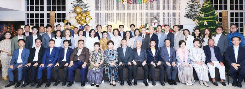 บรรเทาทุกข์ : นฤมล ฟ้าส่งเสริม นายกสมาคมสงเคราะห์ร่วมใจ พร้อมคณะกรรมการ อาทิ กิตติพงษ์ เตรัตนชัย,
เดชา คุปต์ถาวรฤกษ์, วาณิช ชาญควร, เพียร โกยสันติสุข, อดิศร เรืองจิระชูพร, ดร.ถาวร-นัยนา เรืองวรุณวัฒนา,
นคร พิสิฐชูวงศ์, พิสิทธิ์ โกยสันติสุข, จันทนา วิศวะจันทรารมย์ นำคณะลงพื้นที่เพื่อมอบเงินให้พี่น้องชาวหาดใหญ่
ที่ประสบอุทกภัย กว่า 2,400 คน คนละ 500 บาท พร้อมถวายเงินซ่อมแซมวัด รวมเป็นเงิน 2 ล้านบาท