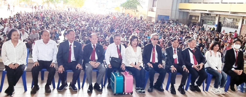 อายุน้อยหนึ่งร้อยปี : คุณหญิงณัฐิกา วัธนเวคิน อังอุบลกุล นายกก่อตั้งสมาคมธุรกิจไทยรุ่นใหม่(YT) วสันต์ เต็มศิริพงศ์, ประสงค์ เอาฬาร พร้อมคณะกรรมการ และสมาชิก ร่วมจัดงานเลี้ยงฉลองครบรอบ
วันคล้ายวันเกิด 100 ปี ให้แก่ จรรย์สมร วัธนเวคิน โดยมี นิพนธ์ ลีละศิธร, อุดม สุขสุดประเสริฐ, สมหวัง
ตั้งสมบัติวิสิทธิ์ และ ทวีศักดิ์ วยากรณ์วิจิตร ร่วมฉลองด้วย ที่เดอะบางกอกคลับ เขตสาทร กรุงเทพฯ