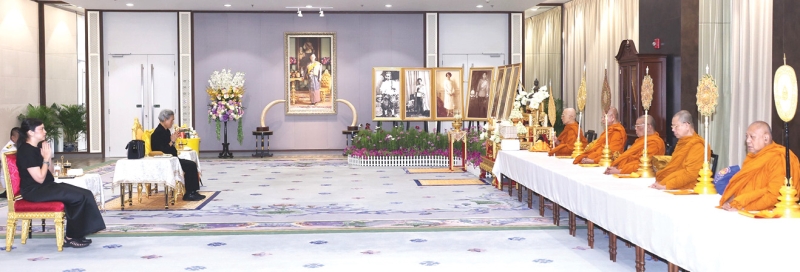 สมเด็จพระกนิษฐาธิราชเจ้า กรมสมเด็จพระเทพรัตนราชสุดาฯ สยามบรมราชกุมารี เสด็จออก ณ วังสระปทุม กรุงเทพมหานคร ทรงบำเพ็ญพระราชกุศลถวายสังฆทาน พระราชอุทิศถวายแด่สมเด็จพระศรีสวรินทิราบรมราชเทวี พระพันวัสสาอัยยิกาเจ้า เนื่องในวันคล้ายวันสวรรคต เมื่อวันพุธที่ ๑๗ ธันวาคม ๒๕๖๘ เวลา ๐๗.๓๐ น.