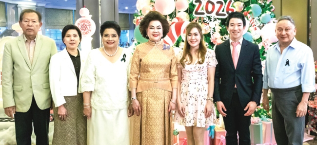 ได้เวลาเฉลิมฉลอง : ดร.สายสม วงศาสุลักษณ์ ประธานมูลนิธิช่วยคนปัญญาอ่อนแห่งประเทศไทยฯ, ดร.พัชรา วีรบวรพงศ์ รองประธานกรรมการบริหาร โรงแรมเดอะ เบอร์เคลีย์ ประตูน้ำ ร่วมเป็นประธานในพิธีเปิดไฟต้นคริสต์มาส ประจำปี 2568 เพื่อต้อนรับการเข้าสู่เทศกาลคริสต์มาสและปีใหม่ โดยมี ชาย ศรีวิกรม์ เข้าร่วมงาน