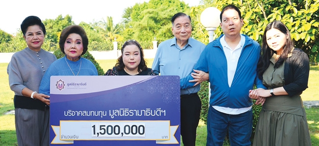 คำว่าให้...ไม่สิ้นสุด : ดร.สมศักดิ์-ดร.สุมาลี ศรีสุภรวาณิชย์ พร้อมครอบครัว
ร่วมบริจาคเงินจำนวน 1,500,000 บาท สมทบทุนมูลนิธิรามาธิบดีฯ เพื่อสร้างอาคารโรงพยาบาลรามาธิบดีและย่านนวัตกรรมโยธี โดยมี มาลี สังวาลย์เล็ก
รองผู้จัดการ มูลนิธิรามาธิบดี ในพระราชูปถัมภ์ฯ รับมอบ ณ จังหวัดสมุทรสาคร
