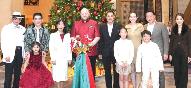 เริ่มต้นเข้าสู่เทศกาลปีใหม่ : อเล็กซ์ สก็อตต์ รอง ผจก.ทั่วไป โรงแรมแชงกรี-ลา
กรุงเทพ เป็นประธานเปิดไฟประดับต้นคริสต์มาส ณ บริเวณ ล็อบบี้ เลานจ์
โดยมี ม.ล. ภาสันต์ สวัสดิวัตน์ ผู้เชี่ยวชาญและนักวิจารณ์ในวงการอาหาร, ดร.คฑา ชินบัญชร, สุจิรา อรุณพิพัฒน์ และ อภิสมัย อัษฎาธร เข้าร่วมงาน