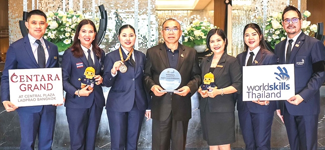 เตรียมเข้าสู่ระดับสากล : วุฒิศักดิ์ พิชญกานต์ ผจก.ทั่วไป โรงแรมเซ็นทารา
แกรนด์ เซ็นทรัลพลาซา ลาดพร้าว เข้ารับโล่เกียรติคุณในฐานะผู้ให้การสนับสนุนสถานที่เก็บตัวฝึกซ้อมแก่เยาวชนไทยที่เข้าร่วมการแข่งขันฝีมือแรงงานเอเชีย ครั้งที่ 3
เพื่อเตรียมความพร้อมก่อนลงสนามแข่งขันในระดับภูมิภาค ที่โรงแรมดิ เอมเมอรัลด์