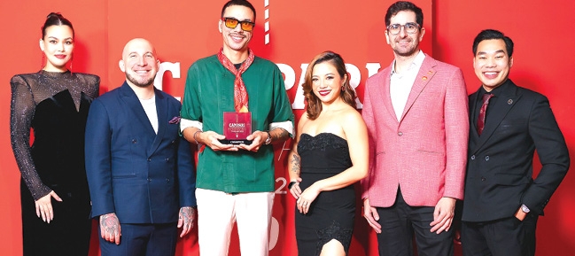 หาตัวแทนประเทศไทย : ซิมโฟนี ลู ผจก.ประจำภูมิภาคเอเชียแปซิฟิก CAMPARI ร่วมกับ Alchemy Thailand จัดงาน Campari Red Hands Thailand 2025 การแข่งขันค็อกเทลบาร์เทนเดอร์ระดับภูมิภาค เพื่อเปิดเวทีประชันฝีมือและความคิดสร้างสรรค์ของบาร์เทนเดอร์ชั้นนำจากทั่วประเทศ ที่โรงแรมดับเบิ้ลยู กรุงเทพ