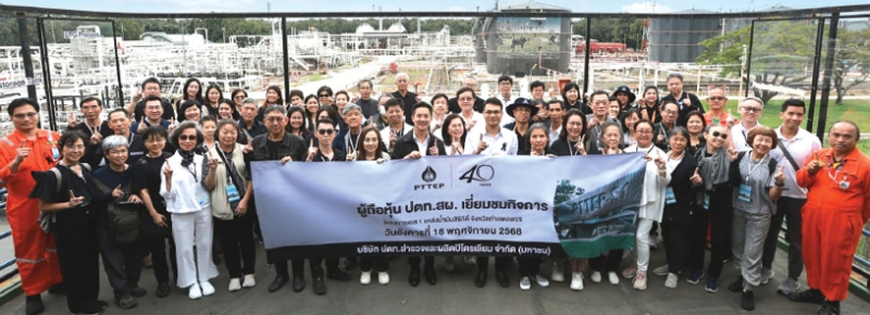 โครงการผลิตบนฝั่ง : ดนุวัศ ลัมพสาระ รักษาการ ผช.กก.ผจก.ใหญ่ บมจ.ปตท.สำรวจและผลิตปิโตรเลียม หรือ ปตท.สผ. พร้อมด้วยคณะผู้บริหาร ต้อนรับคณะผู้ถือหุ้น ปตท.สผ. จำนวน 300 คน ที่เข้าเยี่ยมชมการ
ดำเนินงานของบริษัท ณ แหล่งน้ำมันสิริกิติ์ จ.กำแพงเพชร ซึ่งเป็นแหล่งน้ำมันดิบบนบกที่ใหญ่ที่สุดในประเทศไทย
และเยี่ยมชม “ลานแสงอรุณ” ซึ่งเป็นโครงการผลิตไฟฟ้าพลังงานแสงอาทิตย์ เพื่อนำมาใช้ในกระบวนการ