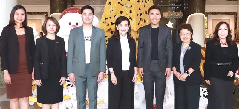 ผลิตภัณฑ์ใหม่ : อนัคพล อิงคะกุล รองประธานกรรมการบริหาร มิราเคิล กรุ๊ป ต้อนรับ พญ.นลินี ไพบูลย์ ประธาน
กรรมการ บจก.กิฟฟารีน สกายไลน์ ยูนิตี้ ในโอกาสมาบรรยายพิเศษ ผลิตภัณฑ์ Giffarine Premium HPR
Retinoid Skin Booster ในงาน “GIFFARINE Open House Empowering Your Success” ที่โรงแรมมิราเคิล
แกรนด์ คอนเวนชั่น โดยมี พงศ์พสุ อุณาพรหม ประธานเจ้าหน้าที่เพื่อการเติบโตองค์กร บจก.กิฟฟารีนฯ ร่วมงาน