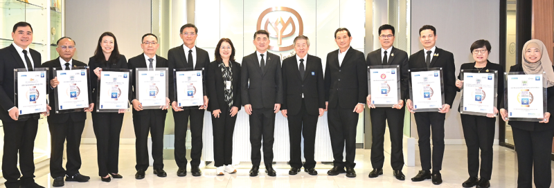 นำหลักปรัชญามาประยุกต์ใช้ ประสิทธิ์ บุญดวงประเสริฐ ประธานคณะผู้บริหาร บมจ.เจริญโภคภัณฑ์อาหาร หรือ ซีพีเอฟ เป็นประธานในพิธีมอบประกาศนียบัตรการทวนสอบตามมาตรฐานแนวทางเศรษฐกิจพอเพียงภาคอุตสาหกรรม (มอก.9999) โดยมี จงรักษ์ โรจน์พลาเสถียร ผอ.สถาบันรับรองมาตรฐานไอเอสโอ (สรอ.)
มอบประกาศนียบัตรฯ ให้กับผู้บริหารของกลุ่มธุรกิจต่างๆ ของซีพีเอฟ ได้แก่ ธุรกิจสุกร ธุรกิจไก่เนื้อเป็ดเนื้อครบวงจร ธุรกิจสัตว์น้ำ ธุรกิจไก่ไข่ ธุรกิจแปรรูปไข่ ขนมปัง และอาหารสำเร็จรูปแปดริ้ว ธุรกิจอาหารสำเร็จรูป ธุรกิจห้าดาวและร้านอาหาร ธุรกิจอาหารสัตว์เลี้ยง และ ธุรกิจอาหารสัตว์บก ที่ ซี.พี.ทาวเวอร์ สีลม