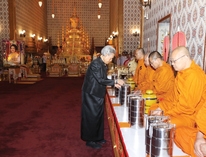 สมเด็จพระกนิษฐาธิราชเจ้า กรมสมเด็จพระเทพรัตนราชสุดาฯ สยามบรมราชกุมารี เสด็จพระราชดำเนินไปยังพระที่นั่งดุสิตมหาปราสาท ในพระบรมมหาราชวัง ทรงบำเพ็ญพระราชกุศลถวายพระบรมศพ สมเด็จพระนางเจ้าสิริกิติ์ พระบรมราชินีนาถ พระบรมราชชนนีพันปีหลวง และถวายภัตตาหารเช้าแด่พระพิธีธรรมที่สวดพระอภิธรรมพระบรมศพฯ รวม
8 รูป จากวัดสุทัศนเทพวราราม และวัดพระเชตุพนวิมลมังคลาราม เมื่อวันอาทิตย์ที่ 21 ธันวาคม 2568 เวลา 07.43 น.