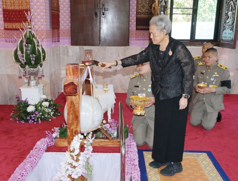 สมเด็จพระกนิษฐาธิราชเจ้า กรมสมเด็จพระเทพรัตนราชสุดาฯ สยามบรมราชกุมารี เสด็จพระราชดำเนินไปทรงตัดหวาย
ลูกนิมิตอุโบสถ และทรงบรรจุพระบรมสารีริกธาตุลงในผอบทองคำ เพื่อประดิษฐานบนเศียร “พระพุทธญาณรังษีตรีโลกนาถ”
พระประธาน ประจำอุโบสถ ณ วัดป่าพุทธญาณรังษี อำเภอเมือง จังหวัดขอนแก่น โดยวัดแห่งนี้เริ่มก่อสร้างเมื่อปี 2558 ก่อสร้าง
อุโบสถในปี 2561 และจัดตั้งเป็นวัดในปี 2562 สังกัดคณะสงฆ์มหานิกาย เมื่อวันศุกร์ที่ 19 ธันวาคม 2568 เวลา 13.20 น.