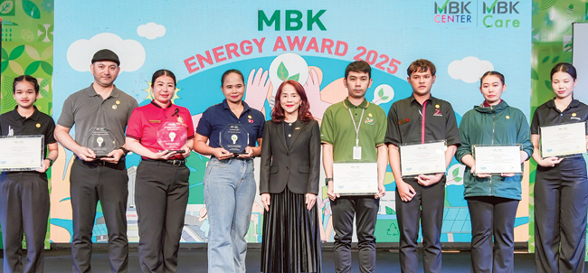 เติบโตอย่างยั่งยืน : สหัพย์ภัค โชควิจิตรกุล กก.ผจก.ศูนย์การค้าเอ็ม บี เค เซ็นเตอร์ บจก.เอ็ม บี เค เซอร์วิส โซลูชั่น มอบรางวัลประกาศเกียรติคุณโครงการ MBK Energy Award 2025 ให้แก่ร้านค้าภายในศูนย์ฯ ที่ลดการใช้พลังงานก้าวสู่ธุรกิจที่เป็นมิตรต่อสิ่งแวดล้อม มีการบริหารพลังงานอย่างมีประสิทธิภาพ