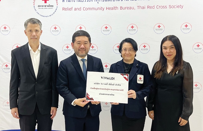 ช่วยเหลือผู้ประสบอุทกภัย : พญ.ช.เขมศิริ คงรักษ์เกียรติยศ รอง ผอ.สำนักงานบรรเทาทุกข์และประชานามัยพิทักษ์ สภากาชาดไทย รับมอบเงินจาก บุรินทร์ นาคเจริญ ปธ.กก.วิวาลดี้ พับลิครีเลชั่นส์, มร.โจเซฟ เฮนรี่ ปธ.จนท.บห.และ ภัทรนิษฐ์ อิ่มอำไภย ปธ.จนท.ปฏิบัติการ เพื่อฟื้นฟูพื้นที่ประสบอุทกภัยในภาคใต้