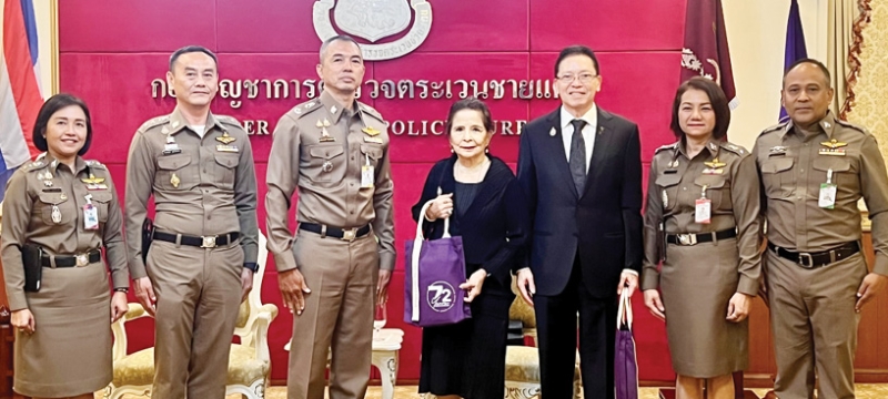 มอบทุนการศึกษา : ม.ร.ว.ปรียนันทนา รังสิต ประธานกรรมการ มูลนิธิวิภาวดีรังสิต และ ปานศักดิ์ รังสิพราหมณกุล
กรรมการ และเลขานุการมูลนิธิฯ มอบทุนการศึกษาประจำปี 2568 จำนวน 105 ทุน ให้แก่นักเรียน
ที่เรียนดีแต่ขาดแคลน ของ 42 โรงเรียนในสังกัด ตชด.ภาคใต้ โดยมี พล.ต.ต.เจนณรงค์ สมเถียร ผู้บังคับการอำนวยการ กองบัญชาการตำรวจตระเวนชายแดน เป็นผู้รับมอบ ที่ กองบัญชาการตำรวจตระเวนชายแดน