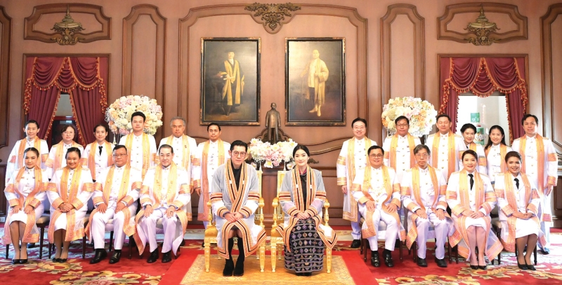 สมเด็จพระราชาธิบดีจิกมี เคเซอร์ นัมเกล วังชุก และ สมเด็จพระราชินีเจตซุน เพมา วังชุก แห่งราชอาณาจักรภูฏาน เสด็จพระราชดำเนินไปยังหอประชุม จุฬาลงกรณ์มหาวิทยาลัย โดยมี คณะผู้บริหารมหาวิทยาลัย และนิสิตภูฏานที่กำลังศึกษาอยู่ เฝ้าทูลละอองธุลีพระบาท รับเสด็จ โอกาสนี้ สภาจุฬาลงกรณ์มหาวิทยาลัย มีมติทูลเกล้าทูลกระหม่อมถวายปริญญาศิลปศาสตรดุษฎีบัณฑิตกิตติมศักดิ์ สาขาวิชาการพัฒนาระหว่างประเทศ แด่สมเด็จพระราชาธิบดีจิกมี เคเซอร์
นัมเกล วังชุก ในฐานะที่ทรงบำบัดทุกข์บำรุงสุขแก่พสกนิกรด้วยพระราชหฤทัยตั้งมั่นอยู่บนการพัฒนาอันยั่งยืน เมื่อวันจันทร์ที่ 22 ธันวาคม 2568 เวลา 10.00 น.