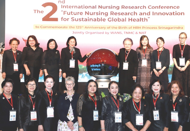 พยาบาลนานาชาติ : รศ.ดร.ทัศนา บุญทอง ประธานคณะกรรมการบริหาร สถาบันวิทยาศาสตร์การพยาบาลโลก เปิดการประชุมหัวข้อ “การวิจัยทางการพยาบาลและนวัตกรรมแห่งอนาคตเพื่อความยั่งยืนของสุขภาพโลก” โดยมี รศ.ดร.สุจิตรา
เหลืองอมรเลิศ และ ศ.ดร.ศิริอร สินธุ ต้อนรับ ที่ โรงแรมมิราเคิล แกรนด์ คอนเวนชั่น