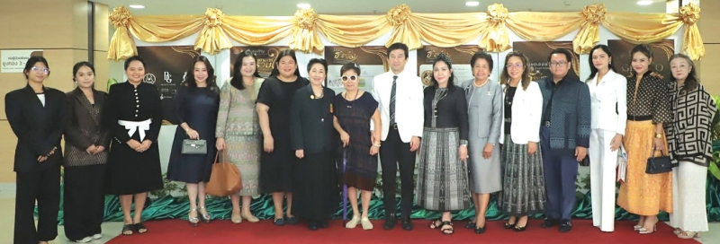 แฟชั่นโชว์การกุศล : รศ.นพ.ดิลก ภิยโยทัย ผอ.โรงพยาบาลธรรมศาสตร์เฉลิมพระเกียรติ จัดประชุมเตรียมจัดงาน “ธรรมศาสตร์รวมใจ รักษ์ผ้าไทยคู่แผ่นดิน” เพื่อเทิดพระเกียรติสมเด็จพระนางเจ้าสิริกิติ์ พระบรมราชินีนาถ พระบรมราชชนนีพันปีหลวง และระดมทุนสมทบการก่อสร้างอาคาร 90 ปี ศูนย์นวัตกรรม
ด้านมะเร็งและรังสีรักษา โรงพยาบาลธรรมศาสตร์ฯ โดยมี กรรณิกา ศิลปวรางกูร, ม.ล.ปุญยนุช เกษมสันต์, ผาณิต พูนศิริวงศ์, ผศ.พญ.กริชา ไม้เรียง, พญ.มัลลิกา ชวนเสงี่ยม พร้อมด้วยผู้แทนจากห้องเสื้อชั้นนำต่างๆ ร่วมประชุม โดยจะจัดในวันเสาร์ที่ 31 มกราคม 2569 ที่ Event Hall, Central Chidlom