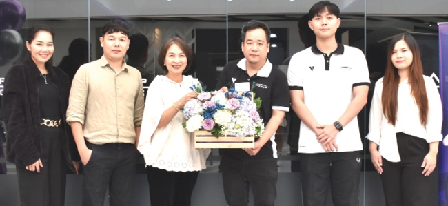 เปิดสาขาใหม่ : จรูญรัตน์ สาลี กก.ผจก.บจก.พาราไดซ์ พาร์ค ร่วมยินดีกับ
อภิวัฒน์ มณีวรรณ กก.ผจก.บจก.สเปซยิม ในโอกาสเปิด SpaceGym สตูดิโอ
ออกกำลังกายสาขาใหม่ ยกระดับการออกกำลังกายแบบ EMS Training เทคโนโลยีที่ช่วยกระตุ้นกล้ามเนื้ออย่างมีประสิทธิภาพ ที่ศูนย์การค้าพาราไดซ์ พาร์ค ศรีนครินทร์