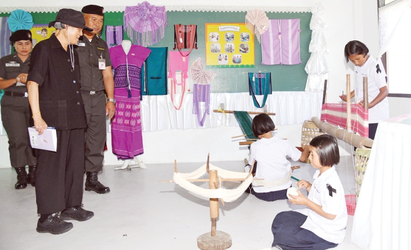 สมเด็จพระกนิษฐาธิราชเจ้า กรมสมเด็จพระเทพรัตนราชสุดาฯ สยามบรมราชกุมารี เสด็จพระราชดำเนินไปทรงติดตามการดำเนินโครงการตามพระราชดำริ ณ ศูนย์การเรียนตำรวจตระเวนชายแดนบ้านแม่หละคี อำเภอท่าสองยาง จังหวัดตาก
ซึ่งเปิดสอนเมื่อปี 2545 เพื่อแก้ปัญหาด้านการศึกษา การสาธารณสุข ของเด็กและเยาวชนให้มีคุณภาพชีวิตความ
เป็นอยู่ที่ดีขึ้น โดยภาษาที่ใช้ในชีวิตประจำวัน คือ ภาษากะเหรี่ยง เมื่อวันจันทร์ที่ 22 ธันวาคม 2568 เวลา 13.22 น.