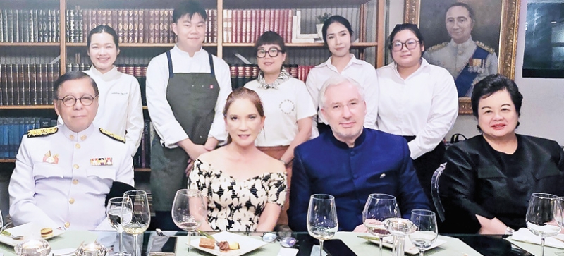 กระชับมิตรไทย-ฝรั่งเศส : เปรมิกา สุจริตกุล นายกสมาคมนักเรียนเก่าฝรั่งเศสฯ จัดงานเลี้ยงรับรอง
ฌ็อง-โกลด ปวงเบิฟ เอกอัครราชทูตสาธารณรัฐฝรั่งเศสประจำราชอาณาจักรไทย และ สีหศักดิ์ พวงเกตุแก้ว
รมว.การต่างประเทศ หลังจากร่วมพิธีเปิดการแข่งขันซีเกมส์ ครั้งที่ 33 โดยมี ศิรเวท ศุขเนตร นายกสมาคมนักเรียนเก่าภาคพื้นยุโรป ร่วมงาน ด้วยเมนูอาหารรังสรรค์โดย เชฟลูกจรรย์ ที่ บ้านสุขุมวิท ซอย 39