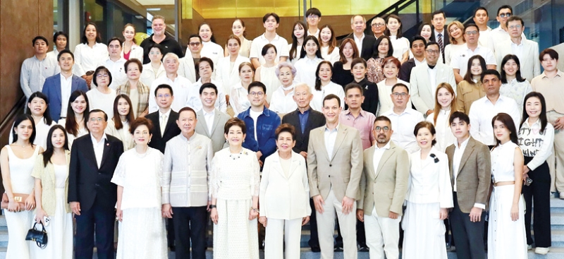 Soft opening : จรรย์สมร วัธนเวคิน, คุณหญิงณัฐิกา วัธนเวคิน อังอุบลกุล เป็นประธานพิธีเปิดโรงแรม VOCO โดยมี สุพล วัธนเวคิน, สนั่น อังอุบลกุล,
กลินทร์ สุรวงศ์ บุนนาค, วาริต อุซินี่, ดีลิป คูมาร์, พนิดา เทพกาญจนา,
สุพัชร วัธนเวคิน, พิริยา เทพกาญจนา ร่วมงาน ที่ โรงแรม VOCO สุรวงศ์