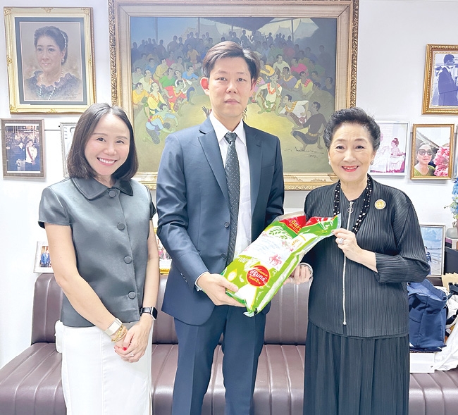 ของขวัญจากใจ : วิบูลย์ เลาหพงศ์ชนะ ประธานกรรมการ บริษัท กรุงไทย
แทรคเตอร์ จำกัด มอบหมายให้ ศราวุฒิ เลาหพงศ์ชนะ กรรมการผู้จัดการ
และ อภิชญา เลาหพงศ์ชนะ นำข้าวหอมมะลิคุณภาพคัดพิเศษมามอบให้แด่
ผาณิต พูนศิริวงศ์ เพื่ออวยพรปีใหม่แก่ชาวแนวหน้า ที่สำนักงาน นสพ.แนวหน้า เขตหลักสี่