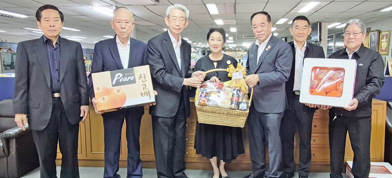 อวยพรปีใหม่ : ผาณิต พูนศิริวงศ์ ประธานเจ้าหน้าที่ หนังสือพิมพ์แนวหน้า และ ธนเดช อิงคภัทรางกูร บรรณาธิการภาพข่าวสังคม ร่วมกันต้อนรับ วีระ วาณิชยพิทักษ์
นายกสมาคมวิเทศพาณิชย์ไทย – จีน, กิตติพงษ์ เตรัตนชัย นายกกิตติมศักดิ์เกียรติคุณถาวร สมาคมวิเทศพาณิชย์ ไทย-จีน, วิบูลย์ เลาหพงศ์ชนะ
อุปนายกฯ พร้อมด้วยคณะกรรมการสมาคมฯ ศักดิ์ศรี นิลวลัยกุล และ สุเมธ เหลือธนนารถ ผู้จัดการ สมาคมฯ ในโอกาสมาสวัสดีปีใหม่ชาวแนวหน้า และขอบคุณที่ให้การสนับสนุนกิจกรรมของสมาคมฯ ในการส่งเสริมสินค้าไทย ผลักดันเศรษฐกิจและการค้าระหว่างประเทศไทยกับประเทศจีนให้พัฒนาก้าวหน้ายิ่งขึ้นต่อไป