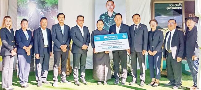 ดูแล : สุวัฒชัย ประสมทอง ผอ.อาวุโส ภูมิภาคอีสานตอนบน บมจ.ไทยสมุทรประกันชีวิต และ สุริยะ มีชัย ผอ.ภูมิภาคกลาง 1 มอบสินไหมมรณกรรมและ
เงินช่วยเหลือกรณีพิเศษให้แก่ครอบครัวของ 2 นายทหารที่เสียชีวิตจากเหตุการณ์ความไม่สงบในพื้นที่ชายแดนไทย–กัมพูชา ลูกค้าสาขาร้อยเอ็ด และสาขาสุพรรณบุรี