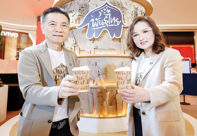 ถึง 18 ม.ค. 2569 : สุขวสา ภูชัชวนิชกุล กก.ผจก.บจก.กาแฟพันธุ์ไทย จัดโครงการ “ไทยริกาโน สู่ฮีโร่ ทหารไทย” โดยบริจาคเงิน 5 บาทจากทุกแก้วให้แก่ มูลนิธิ
โรงพยาบาลพระมงกุฎเกล้าฯ เพื่อนำไปใช้ในการรักษาพยาบาลทหารที่ได้รับบาดเจ็บ
จากการปฏิบัติหน้าที่ป้องกันประเทศ ที่ ร้านกาแฟพันธุ์ไทยทุกสาขาทั่วประเทศ