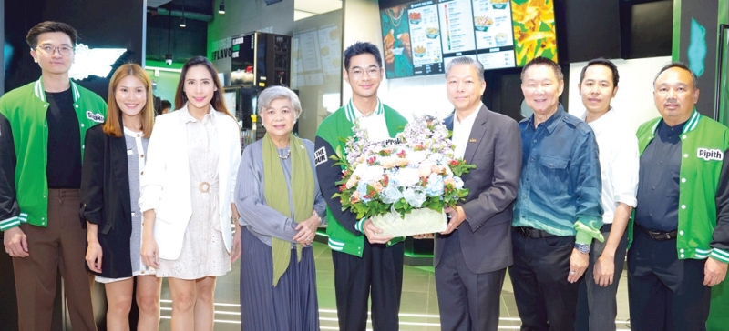 สาขาแรกในไทย : สุเวทย์ ธีรวชิรกุล รองประธานกรรมการบริหาร บมจ.เอ็ม บี เค และ สมพล ตรีภพนารถ ประธานเจ้าหน้าที่บริหารธุรกิจศูนย์การค้า ร่วมแสดงความยินดีกับ เนม- ปราการ ไรวา นักร้องนำวง Getsunova ผู้บริหารแบรนด์วิงสต๊อป ประเทศไทย ในโอกาสเปิดร้าน Wingstop ร้านไก่ทอดแบรนด์ดังจากสหรัฐอเมริกา ร้านอาหารระดับโลกที่มีกว่า 3,000 สาขา ใน 18
ประเทศทั่วโลก บริการไก่ทอด 9 รสชาติ ซิกเนเจอร์บน Flavour Scale ที่ ชั้น 2 โซน A ศูนย์การค้าเอ็ม บี เค เซ็นเตอร์