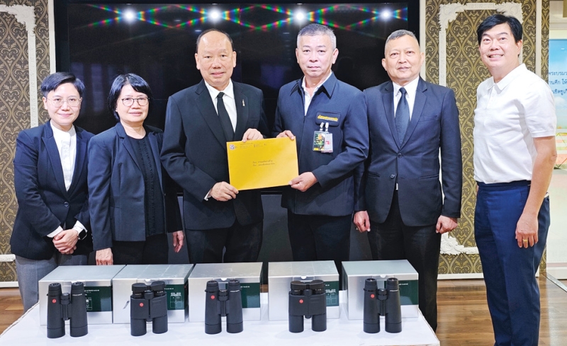 “ไอคิว แล็บ”...เพื่อสังคม : ดร.สมเพ็ชร เจียรมณีทวีสิน กก.ผจก.บจก.อิมเมจ ควอลิตี้ แล็บ (IQ LAB) และครอบครัว มอบกล้อง
ส่องทางไกลคุณภาพสูง ยี่ห้อไลกา จากเยอรมนี จำนวน 5 ตัว มูลค่ารวม 454,100 บาท ให้แก่ พล.ท.เอกสิทธิ์ บุญญารักษ์ ที่ปรึกษาแม่ทัพภาคที่ 2 ผู้แทนแม่ทัพภาคที่ 2 เพื่อใช้ในกิจการของกองทัพภาคที่ 2 โดยมี พล.ต.ท. ดร.ชัยวัฒน์ อุ้ยคำ และ มณเทียร จรัสสุริยพงศ์ ประธาน บริษัทริชคาร์ ร่วมพิธี ที่ ห้องประชุมเกียรติศักด์ องค์การสงเคราะห์ทหารผ่านศึกฯ ราชวิถี