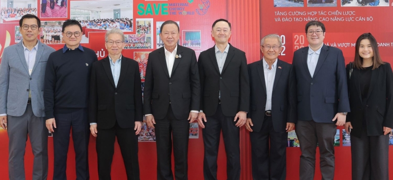 ฉลอง 1 ทศวรรษ : สนั่น อังอุบลกุล ประธานกรรมการอาวุโส หอการค้าไทย และสภาหอการค้าแห่งประเทศไทย เป็นประธานเปิดงานฉลองครบรอบ 10 ปี บจก.ศรีไทย (ฮานอย) โดยมี ดรงค์ ถนอมวงศ์ ผจก.ทั่วไป ต้อนรับ พร้อมด้วย ดร.เอ บี โกห์, พงษ์ศักดิ์ กันติรัตนาวงศ์, ไชยวัฒน์ กุลภัทรวาณิชย์, นิธินันท์
อังอุบลกุล, สันติ วิศวเมธีกุล ร่วมงาน ที่ อัลม๊าซ เซ็นเตอร์, ฮัวลาน กรุงฮานอย สาธารณรัฐสังคมนิยมเวียดนาม