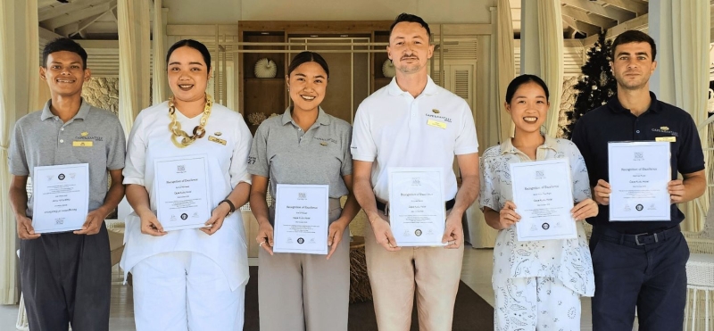 รับรองความเป็นเลิศ : มร.อองตวน เดนดา ผจก.ทั่วไป โรงแรมเคปกูดู เกาะยาวน้อย
ร่วมยินดีที่โรงแรมฯ ได้รับประกาศนียบัตรจาก Small Luxury Hotels of the World
พร้อมด้วยพนักงานโรงแรมฯ ที่ได้รับการยกย่องในหมวด Employee Recognition
ร่วมเป็นส่วนหนึ่งของความสำเร็จ ที่ โรงแรมเคปกูดู เกาะยาวน้อย จ.พังงา