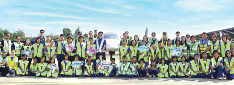 ปีที่ 3 : พุฒิพงศ์ ปราสาททองโอสถ กก.ผอ.ใหญ่ บมจ.การบินกรุงเทพ มอบหมายให้ทีมจิตอาสา Blue
Volunteers สายการบินบางกอกแอร์เวย์ส ร่วมกับ สนามบินสุโขทัย และโรงเรียนการบิน Bangkok Air
Aviation Training Center จัดกิจกรรม “ติดปีกเติมฝัน สร้างสรรค์โอกาสการเรียนรู้” ด้วยแนวคิด “Connect
Your Happiness” เรียนรู้จากประสบการณ์จริงและเปิดโลกทัศน์อาชีพด้านการบิน ที่ สนามบินสุโขทัย