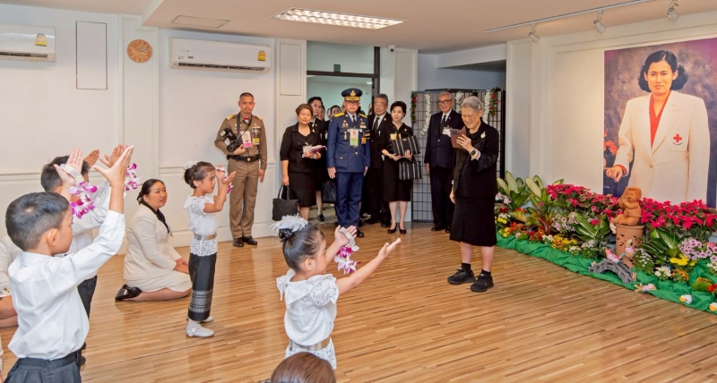 สมเด็จพระกนิษฐาธิราชเจ้า กรมสมเด็จพระเทพรัตนราชสุดาฯ สยามบรมราชกุมารี เสด็จพระราชดำเนินไปในการประชุมคณะกรรมการอำนวยการ มูลนิธิสงเคราะห์เด็กของสภากาชาดไทย ประจำปี 2568 โอกาสนี้ ทอดพระเนตรการแสดงชุด “มาลัยพวงน้อย” โดยเด็กในความอุปการะของมูลนิธิฯ ซึ่งปัจจุบัน รับเด็กในความอุปการะ 50 คน เป็นเด็กชาย 38 คน และเด็กหญิง 12 คน ณ โรงพยาบาลจุฬาลงกรณ์ สภากาชาดไทย เมื่อวันเสาร์ที่ 27 ธันวาคม 2568 เวลา 14.08 น.