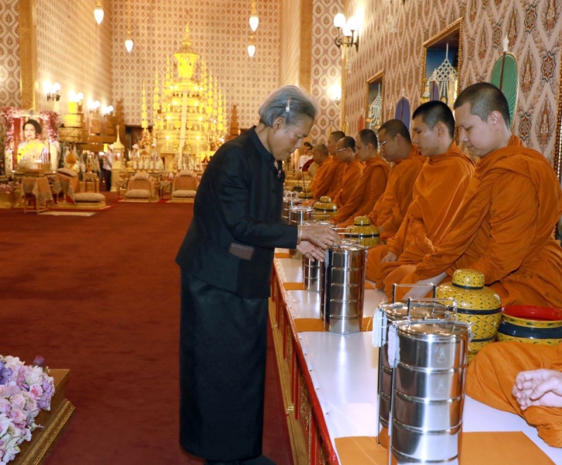 สมเด็จพระกนิษฐา
ธิราชเจ้า กรมสมเด็จ
พระเทพรัตนราชสุดาฯ สยามบรมราชกุมารี เสด็จพระราชดำเนินไปในการบำเพ็ญพระราช
กุศล ถวายพระบรมศพ
สมเด็จพระนางเจ้าสิริกิติ์ พระบรมราชินีนาถ พระบรมราชชนนีพันปีหลวง ณ พระที่นั่งดุสิตมหาปราสาท ในพระบรมมหาราชวัง โดยมีพระพิธีธรรมจากวัดสุทัศนเทพ
วราราม และวัดบวรนิเวศวิหาร รวม
8 รูป เมื่อวันอาทิตย์ที่
28 ธันวาคม 2568