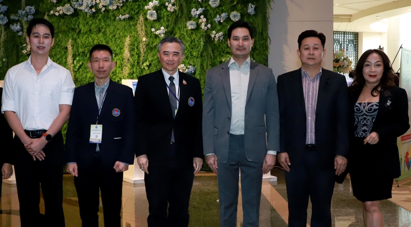 พัฒนาการดูแลผู้ป่วยอย่างยั่งยืน : อนัคพล อิงคะกุล รองประธานกรรมการบริหารมิราเคิล กรุ๊ป ต้อนรับ
รศ.นพ.สุทัศน์ รุ่งเรืองหิรัญญา นายกสมาคมเวชบำบัดวิกฤตแห่งประเทศไทย ในพิธีเปิดการประชุมวิชาการประจำปี Critical Care Medicine 2025 : “The Green ICU” โดยมี พ.อ.(พิเศษ) นพ.ครรชิต ปิยะเวชวิรัตน์
อดีตนายกสมาคมฯ และ นพ.พัทธวุฒิ จันทูปมา อนุกรรมการ ร่วมงาน ที่โรงแรมมิราเคิล แกรนด์ คอนเวนชั่น