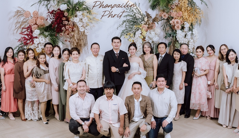 ทองแผ่นเดียวกัน : สนั่น อังอุบลกุล ประธานกรรมการหอการค้าไทย และสภาหอการค้าแห่งประเทศไทย พร้อมด้วย คุณหญิงณัฐิกา อังอุบลกุล เป็นประธานในงานฉลองมงคลสมรสระหว่าง พรไพสิน วงศ์คำภู และ พริษฐ์ ชอบงาม โดยมี ดร.กฤษณะ วจีไกรลาส และชาวหอการค้าไทย ร่วมงาน ที่ ลาโนเวียสตูดิโอ นนทบุรี