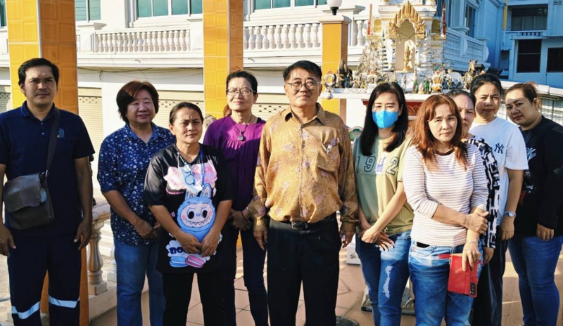 เพื่อความเป็นสิริมงคล : จักรพันธ์ วรอาคาร เลขานุการสมาคมเสริมความงามแห่งประเทศไทย พร้อมคณะกรรมการสมาคมฯ และสมาชิก ร่วมกันทำพิธีทางศาสนาพร้อมด้วยการสักการะสิ่งศักดิ์สิทธิ์เพื่อความเป็นสิริมงคล ในโอกาสส่งท้ายปีเก่าต้อนรับปีใหม่ ที่ทำการสมาคมฯ บางขุนเทียน-ชายทะเล เขตบางขุนเทียน กรุงเทพฯ
