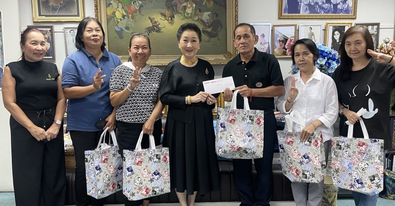 ครอบครัว “แนวหน้า” : ผาณิต พูนศิริวงศ์ ประธานเจ้าหน้าที่ หนังสือพิมพ์แนวหน้า มอบเงินในโอกาสเกษียณอายุและของที่ระลึกแก่ผู้สื่อข่าวและพนักงาน นสพ.แนวหน้าแผนกต่างๆ ที่ทำงานมาเกิน 30 ปี อาทิ เยาวลักษณ์ สมจิตรสกุล และ พัชรี ผจงกิจพิพัฒน์ โดยมี รังศิยา หวังโภคา ผจก.ฝ่ายบุคคล ร่วมยินดี