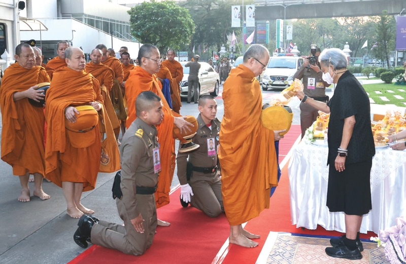 สมเด็จพระกนิษฐาธิราชเจ้า
กรมสมเด็จพระเทพรัตนราชสุดาฯ สยามบรมราชกุมารี เสด็จพระราชดำเนินไป
ทรงบำเพ็ญพระราชกุศล
ทรงบาตรพระสงฆ์
16 รูป เนื่องในโอกาสส่งท้ายปีเก่าต้อนรับปีใหม่ โดยมีคณะ
ผู้บริหาร คณาจารย์ แพทย์
พยาบาล บุคลากร และ
ประชาชน เฝ้าฯรับเสด็จ
และร่วมใส่บาตร
ณ หน้าอาคารภูมิสิริมังคลานุสรณ์
โรงพยาบาลจุฬาลงกรณ์สภากาชาดไทย เขตปทุมวัน กรุงเทพมหานคร