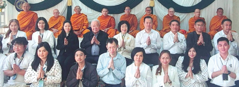 ทำบุญประจำปี : ดร.สุนทร - ดร.อารยา อรุณานนท์ชัย ประธานกรรมการ บริษัท น้ำตาลราชบุรี จำกัด นิมนต์พระสงฆ์ 9 รูป นำโดย พระเทพวัชรญาณกวี ปิยะโสภณ รองผู้ช่วยเจ้าอาวาส วัดพระราม 9 เฉลิมพระเกียรติ ประกอบพิธีเจริญพระพุทธมนต์เพื่อความเป็นสิริมงคลในการดำเนินงาน โดยมี จุฑาทิพย์, ดร.จุฑามาศ และ ตรีทิพ อรุณานนท์ชัย พร้อมด้วยผู้บริหาร และพนักงานร่วมพิธี ที่ อาคาร S&A สีลม