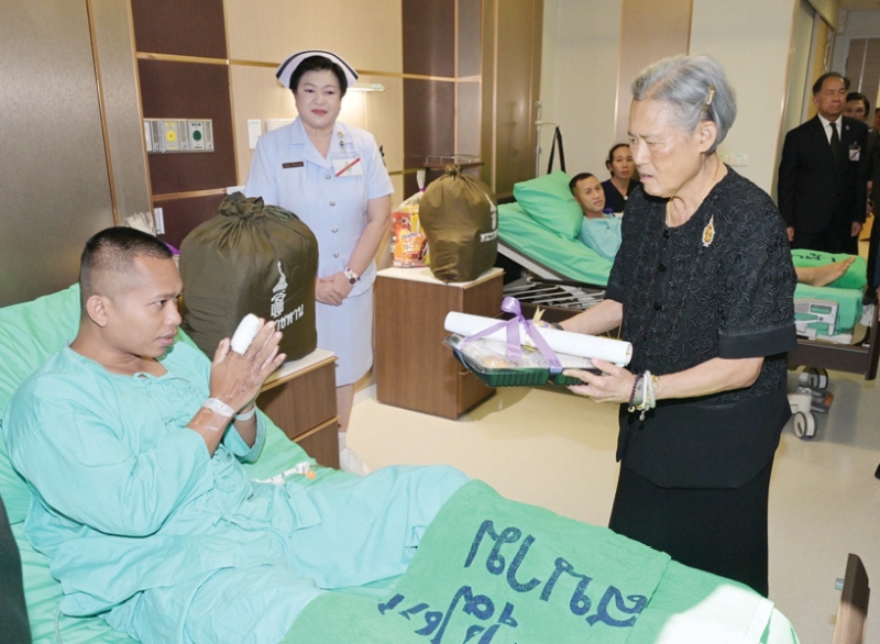 สมเด็จพระกนิษฐาธิราชเจ้า กรมสมเด็จพระเทพรัตนราชสุดาฯ สยามบรมราชกุมารี เสด็จพระราชดำเนินไปทรงเยี่ยมทหารที่ได้รับบาดเจ็บจากการปฏิบัติราชการ และรักษาตัว พร้อมพระราชทานปฏิทินเนื่องในเทศกาล
ขึ้นปีใหม่ 2569, อาหารว่าง และสิ่งของเครื่องอุปโภค-บริโภค ณ หอผู้ป่วยหัตถการพิเศษนอกราชการ ชั้น 18 โรงพยาบาลพระมงกุฎเกล้า เขตราชเทวี กรุงเทพมหานคร เมื่อวันศุกร์ที่ 2 มกราคม 2569 เวลา 13.55 น.