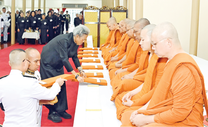 สมเด็จพระกนิษฐาธิราชเจ้า กรมสมเด็จพระเทพรัตนราชสุดาฯ สยามบรมราชกุมารี เสด็จพระราชดำเนินแทนพระองค์ไปในการพระราชทานเพลิงศพ ม.จ.อุทัยเที่ยง ชยางกูร พระราชนัดดาในพระบาทสมเด็จพระปรเมนทรรามาธิบดีศรีสินทร
มหามงกุฎ พระจอมเกล้าเจ้าอยู่หัว พระสยามเทวมหามกุฏวิทยมหาราช รัชกาลที่ 4 ณ เมรุหลวงหน้าพลับพลาอิศริยาภรณ์
วัดเทพศิรินทราวาสราชวรวิหาร เขตป้อมปราบศัตรูพ่าย กรุงเทพมหานคร เมื่อวันอาทิตย์ที่ 4 มกราคม 2569
เวลา 17.35 น.