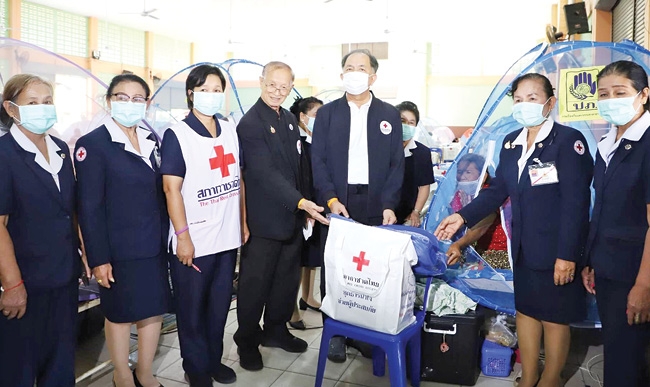 จากใจ...สภากาชาดไทย : กฤษฎา บุญราช
ผู้ช่วยเลขาธิการสภากาชาดไทย และ พล.ท.นพ.อำนาจ บาลี ผอ.สำนักงานบรรเทาทุกข์และประชานามัยพิทักษ์ สภากาชาดไทย พร้อมคณะ ร่วมกันมอบชุดธารน้ำใจแก่ผู้ป่วยและกลุ่มเปราะบาง พร้อมเครื่องอุปโภค-บริโภคสำหรับศูนย์อำนวยการช่วยเหลือผู้อพยพประชาชน ในโอกาสลงพื้นที่จังหวัดอุบลราชธานี เพื่อเยี่ยมให้กำลังใจประชาชน ที่ศูนย์พักพิง อ.เดชอุดม จ.อุบลราชธานี