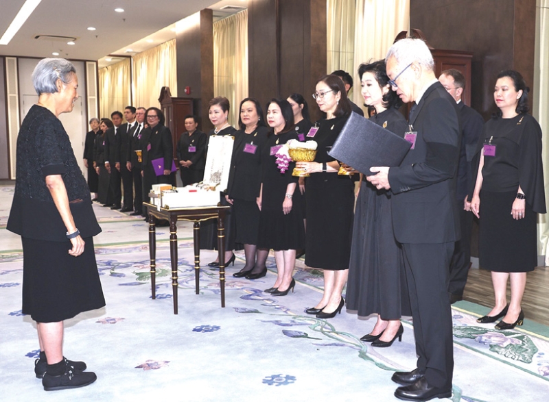 สมเด็จพระกนิษฐาธิราชเจ้า กรมสมเด็จพระเทพรัตนราชสุดาฯ สยามบรมราชกุมารี เสด็จออก ณ วังสระปทุม
พระราชทานพระราชวโรกาสให้ นายชนินทธ์ โทณวณิก ประธานคณะกรรมการบริหาร บริษัท ดุสิตธานี จำกัด (มหาชน) นำคณะกรรมการจัดงานแข่งขันดุสิตกอล์ฟชิงถ้วยพระราชทานควีนสิริกิติ์ เฝ้าฯ ทูลเกล้าฯ
ถวายเงินรายได้สมทบศูนย์สิริกิติ์บรมราชินีนาถ เพื่อโรคมะเร็งเต้านม โรงพยาบาลจุฬาลงกรณ์ สภากาชาดไทย