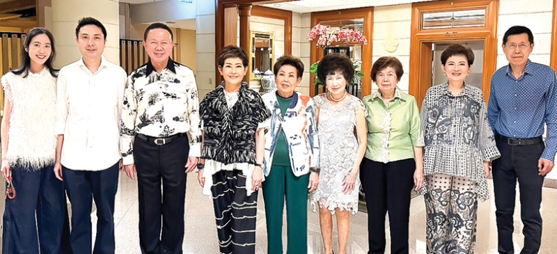 ฉลองปีใหม่ 2569 : จรรย์สมร วัธนเวคิน พร้อมด้วย สนั่น - คุณหญิงณัฐิกา อังอุบลกุล จัดงานเลี้ยงสังสรรค์ฉลองต้อนรับปีใหม่ 2569 ในครอบครัวอย่างอบอุ่น โดยมีพี่น้องและลูกหลานพบกันพร้อมหน้า อาทิ
ลักษณา อังอุบลกุล, ยุพา อังอุบลกุล, พงศ์เทพ - พนิดา เทพกาญจนา, ดร.การัณย์ อังอุบลกุล, ปิยะพร
อังอุบลกุล ร่วมงาน ที่ ภัตตาคารซินเทียนตี้ โรงแรม คราวน์ พลาซ่า กรุงเทพ ลุมพินี พาร์ค ถนนพระรามที่ 4