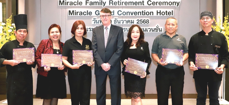 เกษียณสำราญ : มร.ไมเคิล เมอร์ฟี่ ผจก.ทั่วไป โรงแรมมิราเคิล แกรนด์ คอนเวนชั่น เป็นประธานจัดงาน “Miracle Family Retirement Ceremony” ให้พนักงานที่เกษียณอายุในปี 2025 อาทิ นาถวีณา ล้อมทรัพย์
ผอ.ฝ่ายสื่อสารการตลาด, อรลักษณ์ ดีวี ที่ปรึกษาฝ่ายจัดซื้อ, อภิชาติ เทียมจันทร์ เชฟติ่มซำ, รณกร
ธิตะกรชัยกุล ผู้ช่วยเชฟ, ประยงค์ ฉัตรนันทภรณ์ หัวหน้าแม่บ้าน ที่ โรงแรมมิราเคิล แกรนด์ คอนเวนชั่น