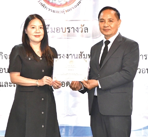 ต่อเนื่องปีที่ 7 : บุญยนุช วุฒิกาญจนกุล ผอ.ฝ่ายทรัพยากรบุคคล บจก.ที ลีสซิ่ง รับรางวัล “สถานประกอบการดีเด่นด้านแรงงานสัมพันธ์และสวัสดิการแรงงาน ประจำปี 2568” จาก สุรสิทธิ์ ศรีแก้ว รองอธิบดีกรมสวัสดิการและคุ้มครองแรงงาน