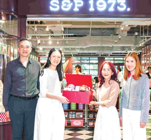 จุดหมายแห่งความอร่อย : สหัพย์ภัค โชควิจิตรกุล กก.ผจก.
ศูนย์การค้าเอ็ม บี เค เซ็นเตอร์ ร่วมยินดีกับ กำธร ศิลาอ่อน ปธ.จนท.บห.
และ วิสาขา ไรวา ที่ปรึกษาฯ บจก.เอส แอนด์ พี ซินดิเคท ในโอกาสเปิดร้าน S&P 1973. ที่ ศูนย์การค้าเอ็ม บี เค เซ็นเตอร์