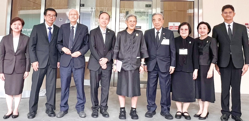 สมเด็จพระกนิษฐาธิราชเจ้า กรมสมเด็จพระเทพรัตนราชสุดา เจ้าฟ้ามหาจักรีสิรินธร มหาวชิราลงกรณวรราชภักดี สิริกิจการิณีพีรยพัฒน
รัฐสีมาคุณากรปิยชาติ สยามบรมราชกุมารี เสด็จพระราชดำเนินไปทอดพระเนตรห้องปฏิบัติการและการดำเนินงานของสถาบันวิจัยและ
ความปลอดภัยนิวเคลียร์ของสิงคโปร์ เมื่อวันอังคารที่ 6 มกราคม 2569 เวลา 13.50 น. ในการเยือนสาธารณรัฐสิงคโปร์ ระหว่างวันที่ 5-8
มกราคม 2569 เพื่อร่วมพิธีเปิดการประชุมสุดยอดนักวิทยาศาสตร์เยาวชนโลก คริสต์ศักราช 2026 ณ มหาวิทยาลัยแห่งชาติสิงคโปร์